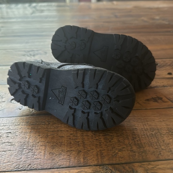 Toddler girls winter shoes bundle Size 6. - Picture 3 of 9